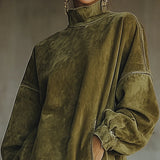 Gabrielle | Vestido de camurça com gola alta e franjas