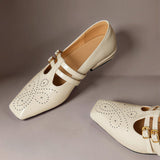 Marisol | Escarpin Mary Jane com dupla fivela em couro perfurado